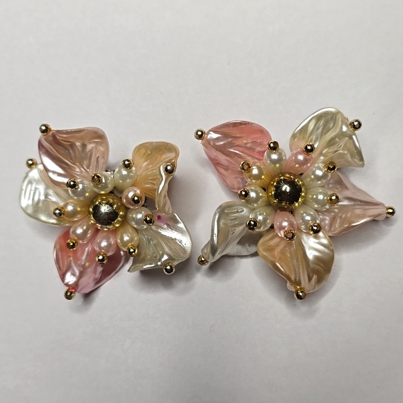 Elegant Floral Pearl Earrings - Picture 10 of 12